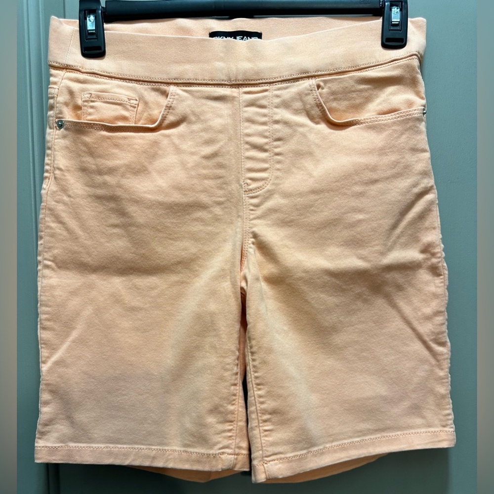 DKNY Size M Peach Colored Pull-On Shorts EUC